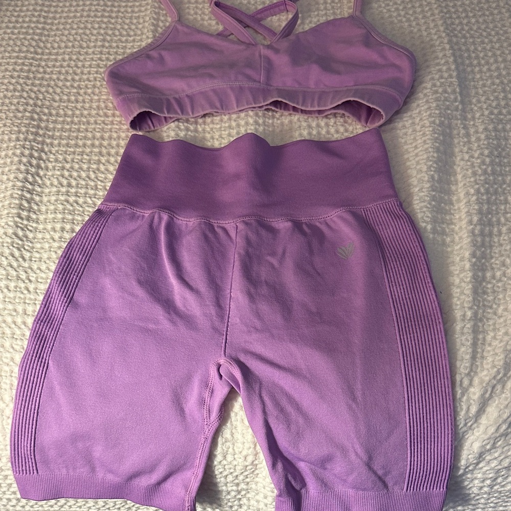 Forever 21 - 2 pieces set to workout. Shorts and bra top
